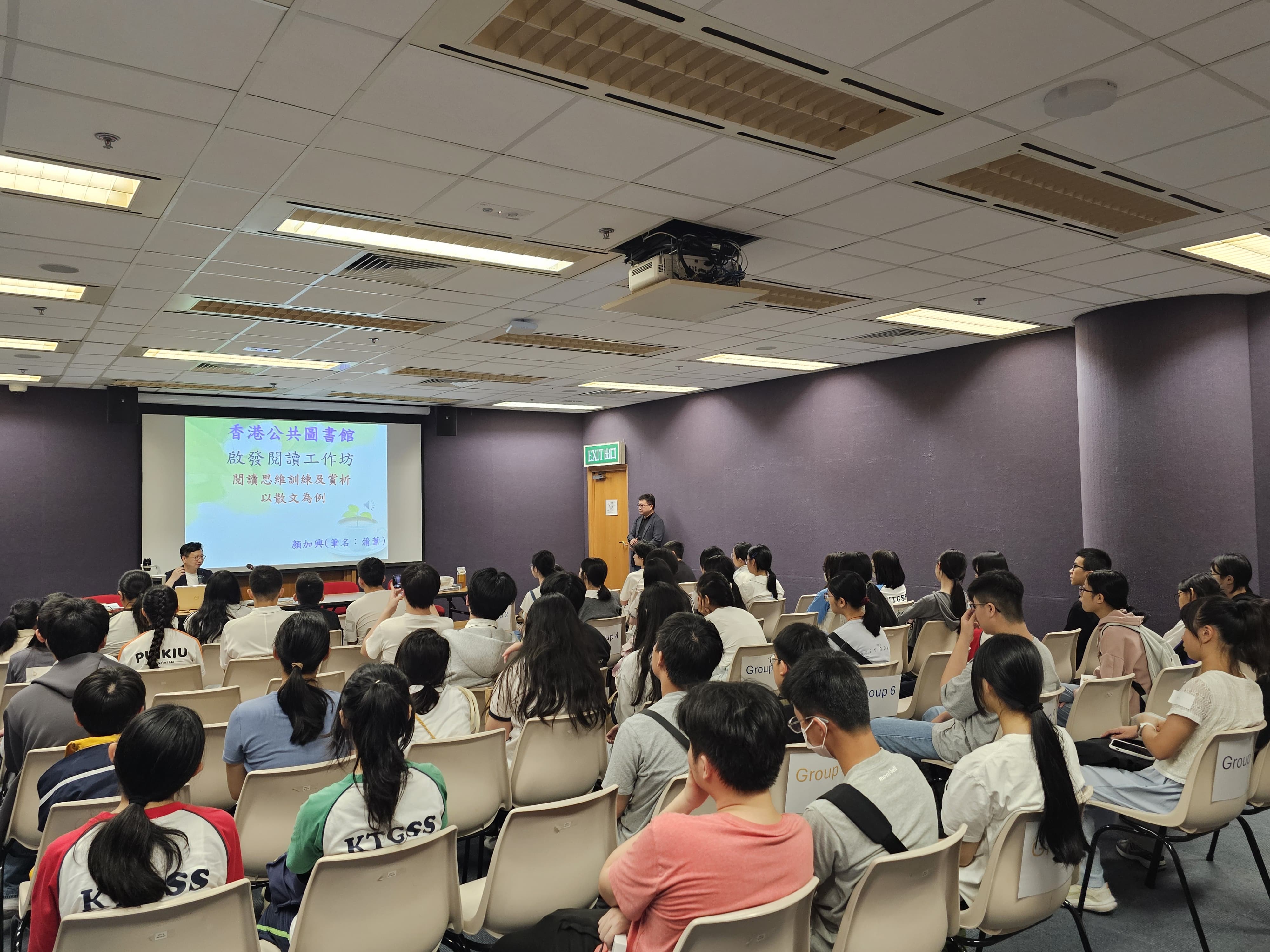 Students listened attentively to the speaker's explanation