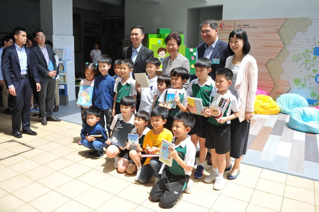 Chief Executive takes group photo with the students Chief Executive takes group photo with the students