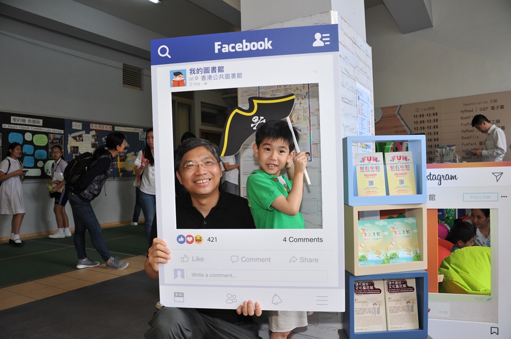 Surprise visit by fiction author LEUNG For Hing to take photo with reader Surprise visit by fiction author LEUNG For Hing to take photo with reader